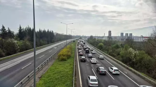 Düzce'de Bayram Yoğunluğu: Anadolu Otoyolu'nda Trafik Kazaları