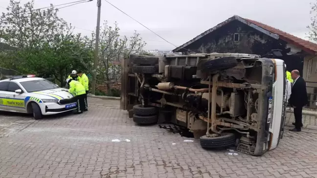 Kocaeli'de Freni Boşalan Kamyonet Devrildi: Sürücü Yaralandı