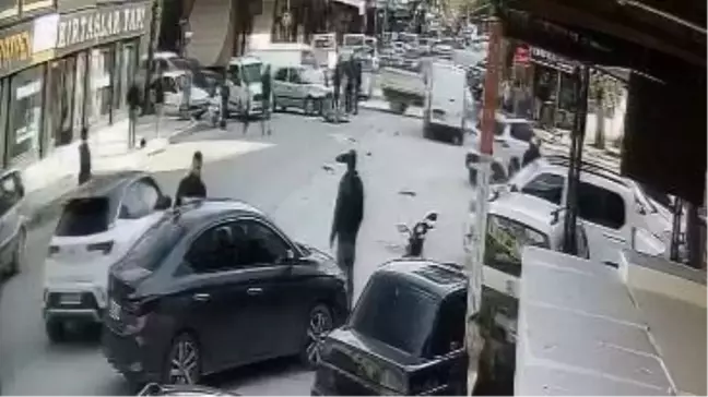 Bursa'da Motosiklet ve Otomobil Çarpıştı: 2 Yaralı