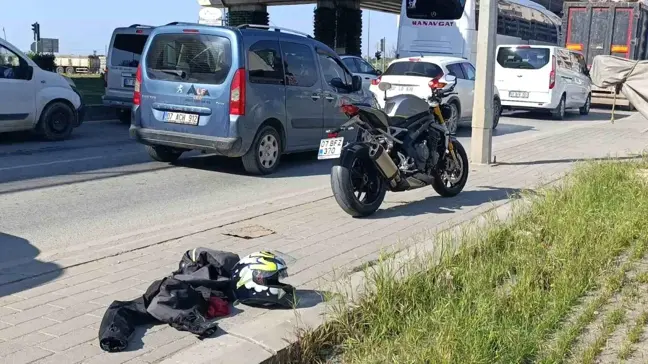 Antalya'da Motosiklet Yaya Geçidine Çarptı