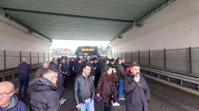 Avcılar'da Metrobüste Arıza, Yolcular Diğer Araçla Devam Etti