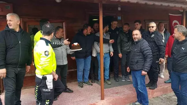 Rize'de Minibüsçülerden Polislere Sürpriz Kutlama