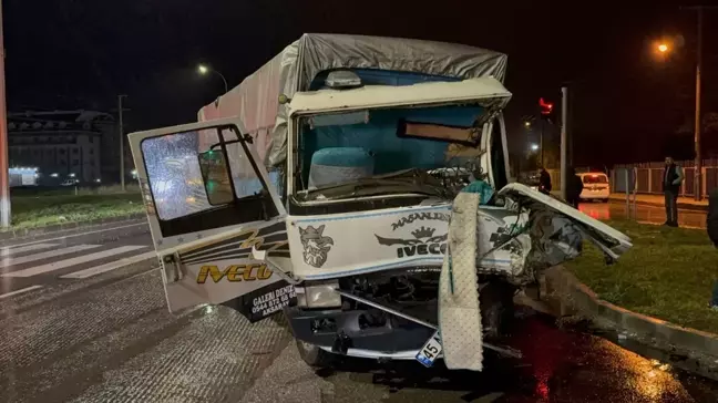 Afyonkarahisar'da Tır ve Kamyon Çarpıştı: 2 Yaralı