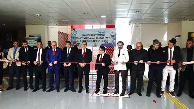 Balıkesir'de protokol üyeleri Turizm Şenliği'nde keşkek ve demir dövdü