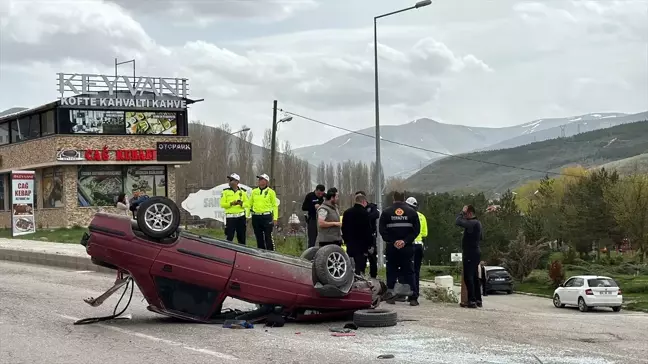 Bayburt'ta devrilen otomobildeki 4 kişi yaralandı
