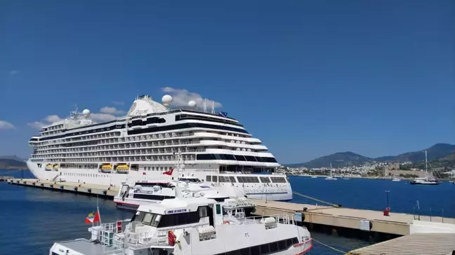 Bodrum'a 'Seven Seas Splendor' Kruvaziyeri ile 720 Turist Geldi