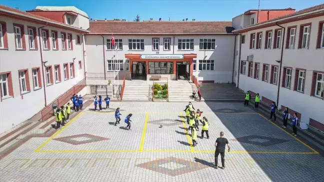 İnegöl'de Geleneksel Çocuk Oyunları Okul Bahçelerine Çizildi