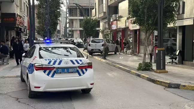 İskenderun'da cip kaldırıma çıkarak korku dolu anlar yaşattı