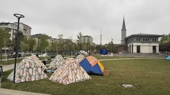 İstanbul'da deprem endişesi yaşayan bazı vatandaşlar, millet bahçeleri ve parklarda kalmayı sürdürüyor