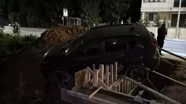 Kocaeli'de Otomobil İnşaat Sahasında Asılı Kaldı