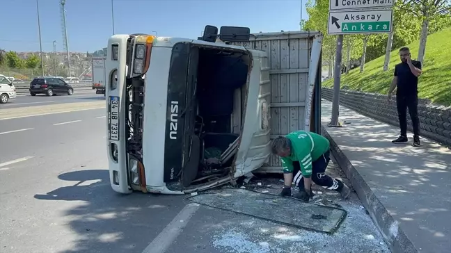 Küçükçekmece'de Devrilen Kamyonda İki Yaralı