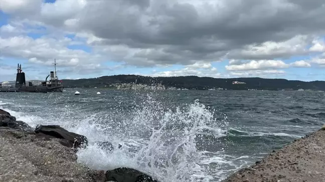 Kuzey Ege'de Kuvvetli Rüzgar Feribot Seferlerini İptal Ettirdi