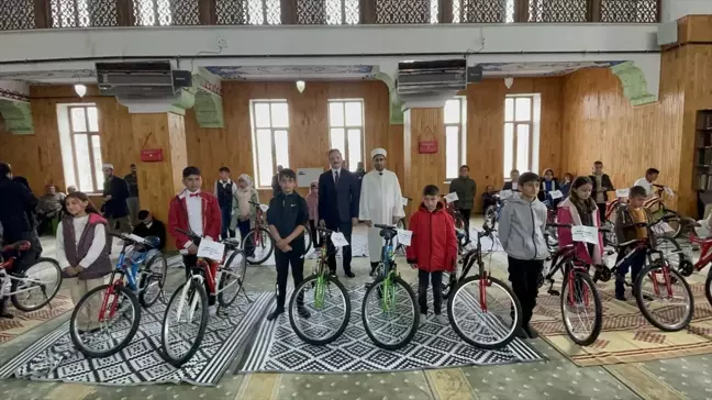 Muş'ta Çocuklara Bisiklet ve Kol Saati Hediye Edildi