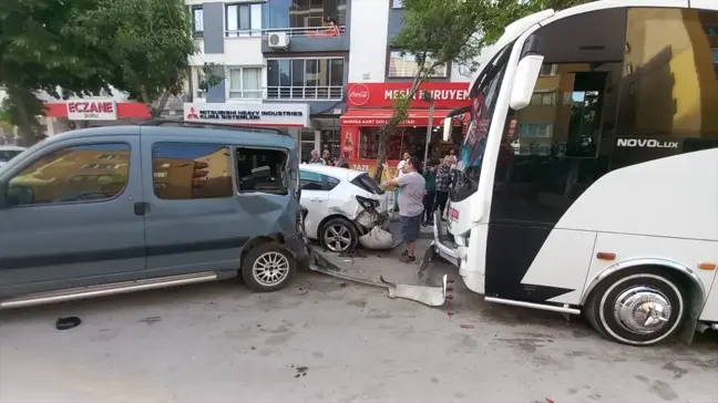 Manisa'da İşçi Servisi Park Halindeki Araçlara Çarptı: 1 Yaralı