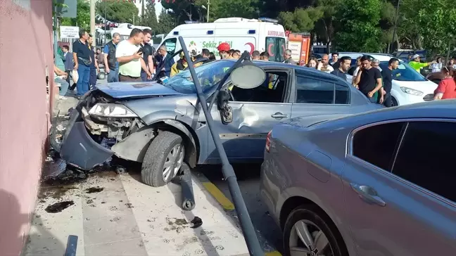 Manisa'da Trafik Kazası: 3 Yaralı, 2'si Ağır