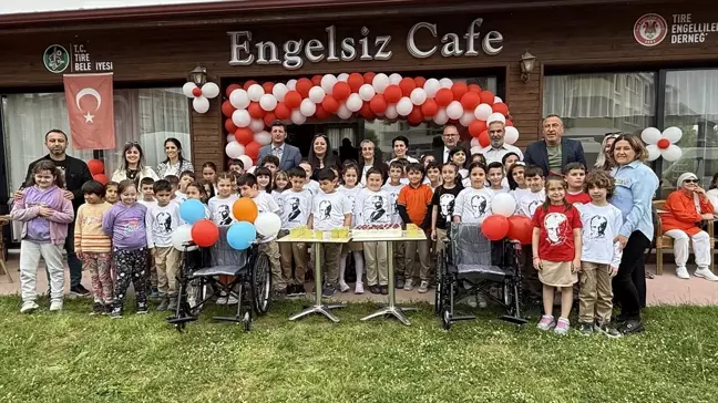 İzmir'de İlkokul Öğrencileri Mavi Kapaklarla Engellilere Tekerlekli Sandalye Aldı