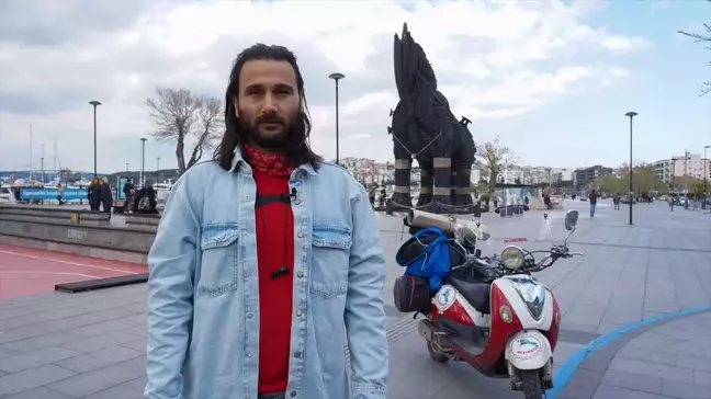 Motosikletiyle çıktığı Anadolu turunda Çanakkale'nin simgelerini resmetti