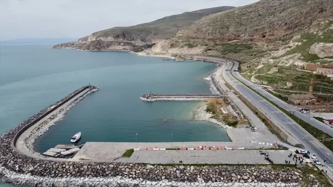Van Gölü Sahili Temizlendi: Öğrenciler ve Vatandaşlar Bir Araya Geldi
