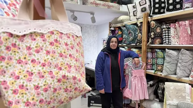 Emekli Öğretmenin Tasarımlarıyla Renkli Çantalar
