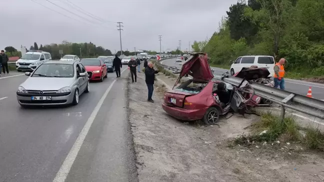 Sakarya'da Bariyerlere Saplanan Otomobilde 2 Kişi Ağır Yaralandı
