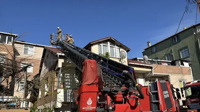 Üsküdar'da Şiddetli Rüzgar 6 Katlı Binanın Çatısını Uçurdu