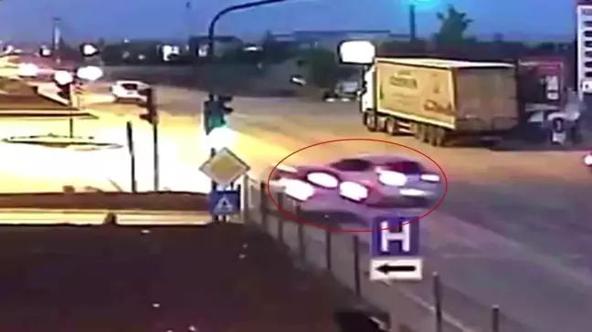Konya'da Kontrolsüz Şerit Değiştiren Otomobilin Sebep Olduğu Kaza KGYS Kamerasında!