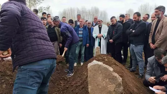 Van'da trafik kazasında hayatını kaybeden baba ve iki kızı toprağa verildi