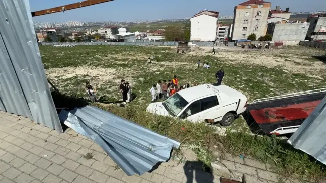 Avcılar'da Ters Dönülen Kamyonetteki İki Kişi Yaralanmadan Kurtuldu