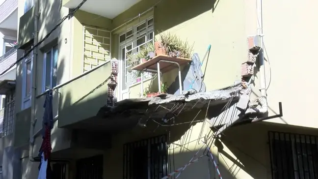 Pendik'te Balkonu Çöken Bina Boşaltıldı