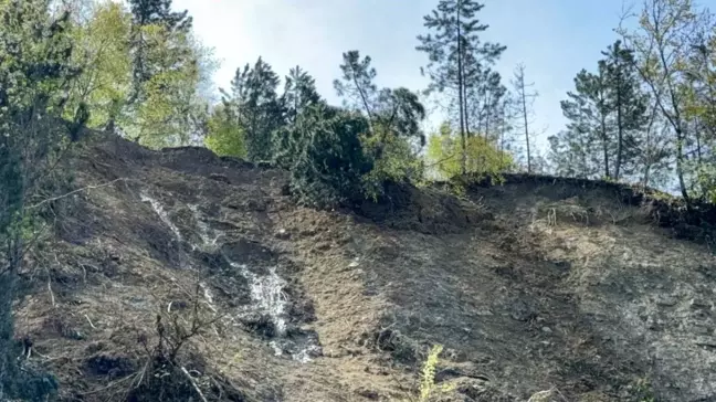 Bartın'da Heyelan: Kumluca-Abdipaşa Karayolu Tehlikeye Girdi