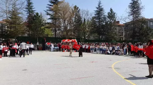 Yüksel Varlı İlkokulu Öğrencilerinden Coşkulu 23 Nisan Gösterisi