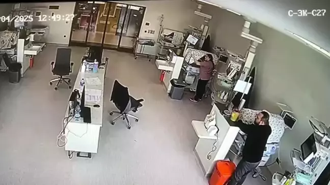 Deprem Anında Bebeklerin Yanından Ayrılmayan Sağlık Çalışanları