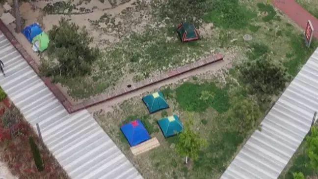 İstanbul'da 6,2 Büyüklüğündeki Depremin Ardından Vatandaşlar Parklarda Gece Geçirdi