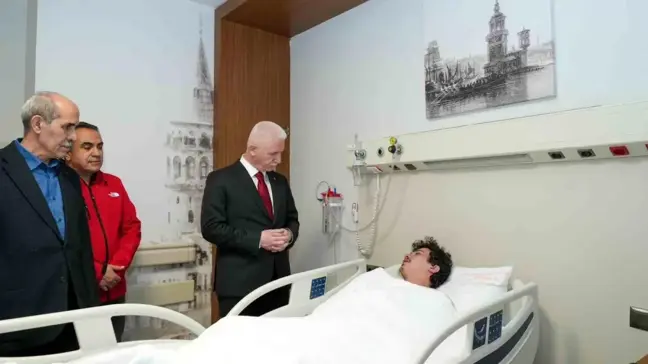 İstanbul Valisi Davut Gül Depremzedeleri Ziyaret Etti