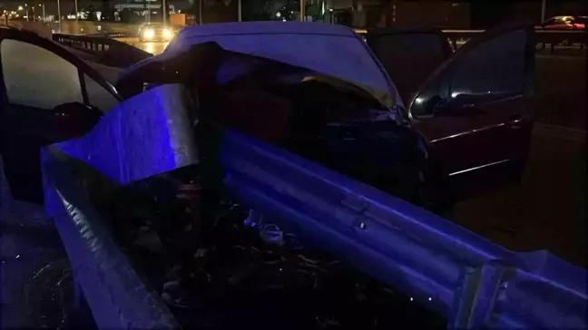 Kocaeli'de Otomobil Kazası: Sürücü Yangından Kurtarıldı