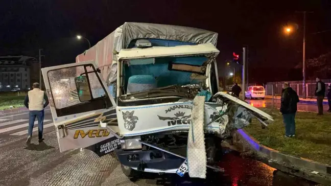 Afyonkarahisar'da Tır ve Kamyon Çarpıştı: 2 Yaralı