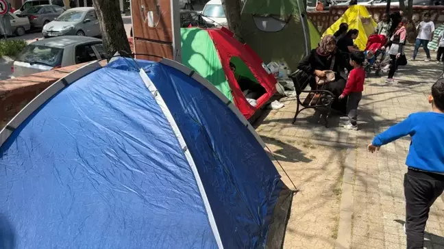 Silivri'deki Deprem Sonrası Aileler Parklarda Çadırlarda Kalıyor