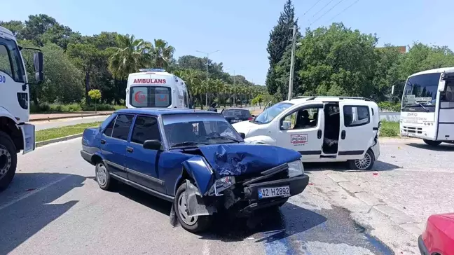 Manavgat'ta Otomobilin Hafif Ticari Araca Çarpması Sonucu Kaza