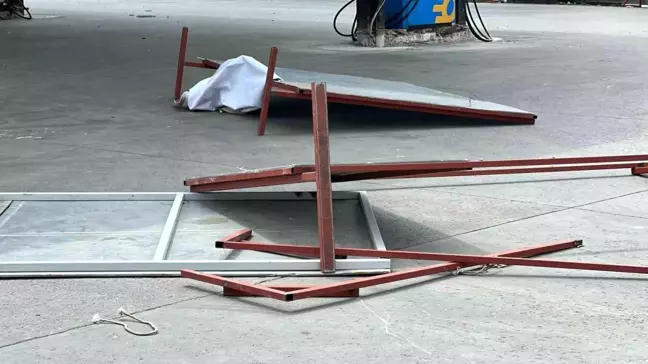 Ataşehir'de Rüzgarın Etkisiyle Panolar Devrildi, Bir Kişi Yaralandı
