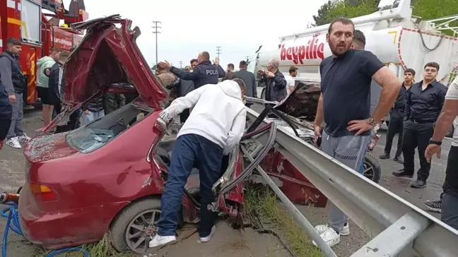 Sakarya'da Bariyere Çarpan Otomobilde 2 Kişi Ağır Yaralandı