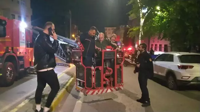 Gölcük'te Apartmanda Yangın: 17 Kişi Mahsur Kaldı