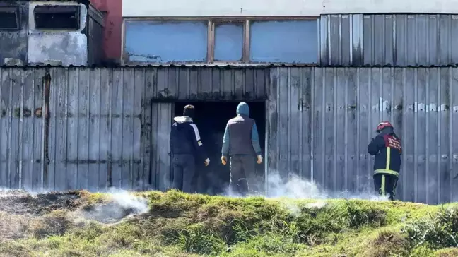 Arnavutköy'de Fabrika Deposunda Yangın)
