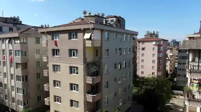 Kadıköy'de Balkonu Çöken Bina Havadan Görüntülendi