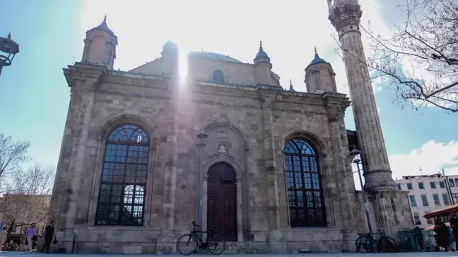 Konya'daki Aziziye Camii, Pencereleriyle Dikkat Çekiyor