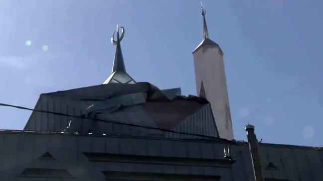 İstanbul'da Şiddetli Rüzgar, Medine Mescidi Camii'nin Çatısını Etkiledi