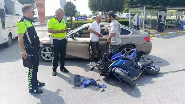 Antalya'da Motosiklet Otomobille Çarpıştı, Sürücü Yaralandı
