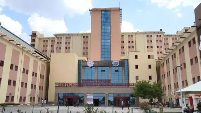 Diyarbakır'da Okulda Yemek Zehirlenmesi: 53 Öğrenci Hastaneye Kaldırıldı