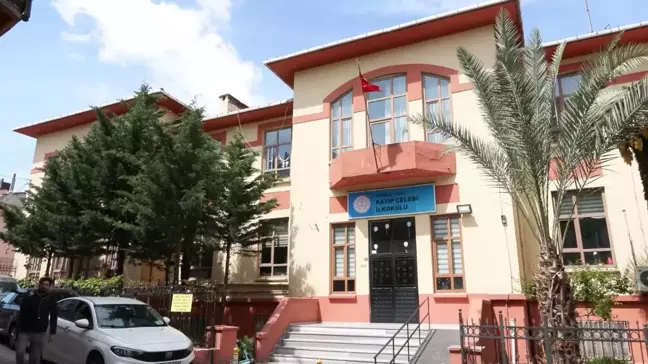 İstanbul'da 6.2 Büyüklüğündeki Deprem Sonrası 4 Okul Tahliye Edildi