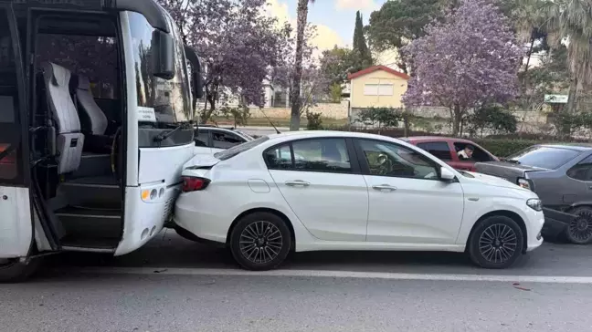 Antalya'da Zincirleme Trafik Kazası: 3 Yaralı