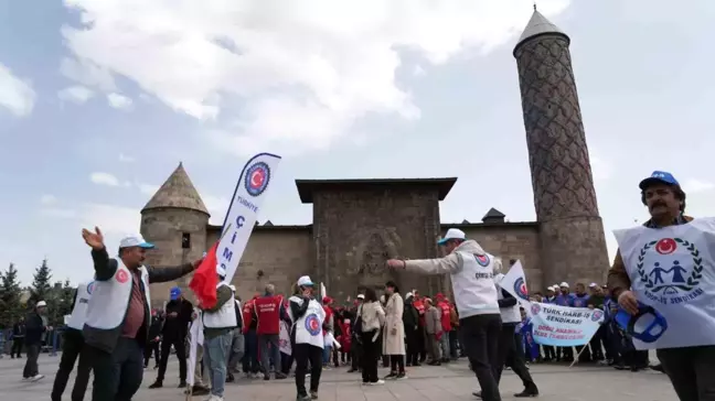 Erzurum'da 1 Mayıs Emek ve Dayanışma Günü Kutlandı